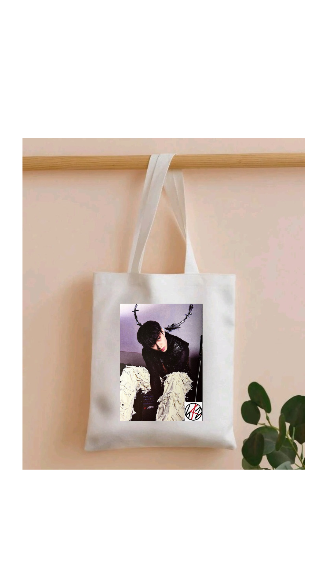 Stray Kids Tote bags